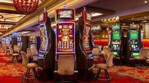 Tampilan permainan slot populer Aviator, Sweet Bonanza, dan Gates of Olympus